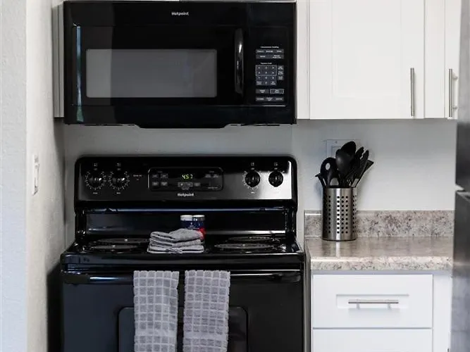 Apartment 208 Fully Furnished 1br Suite-prime Location